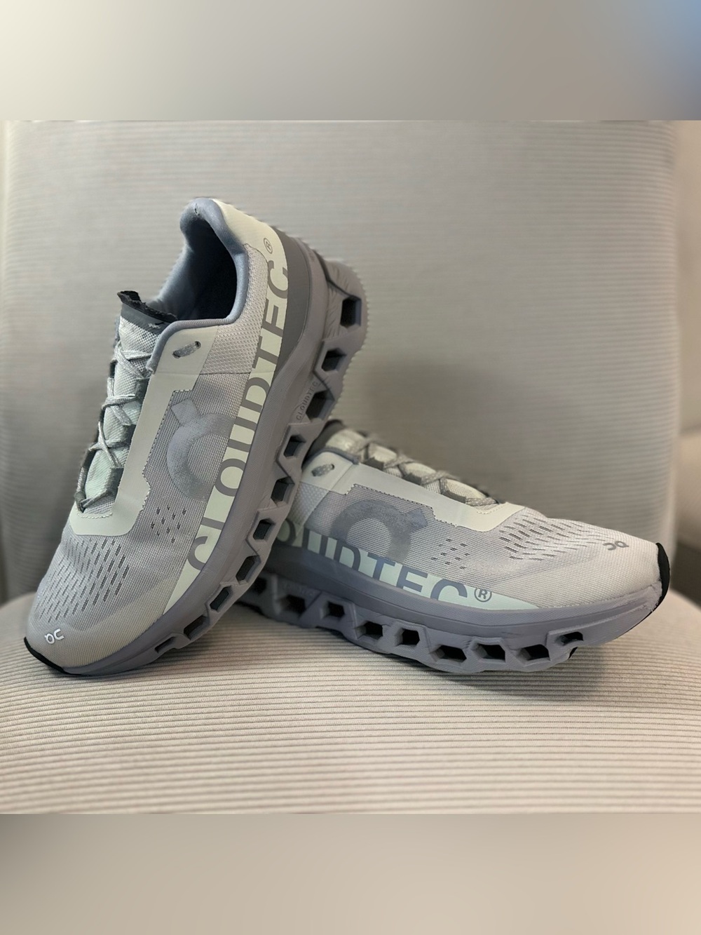 On Running - Mens On Cloudmonster running shoe "Ice / Alloy" size 10